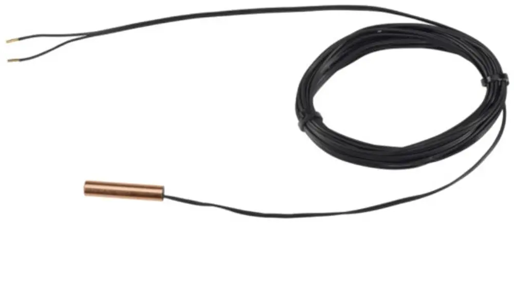 Temperaturfühler für Luftwärmepumpen von Bosch mit zwei Kabelenden und einem länglichen Sensor, der zur Temperaturmessung in Warmwassersystemen dient.